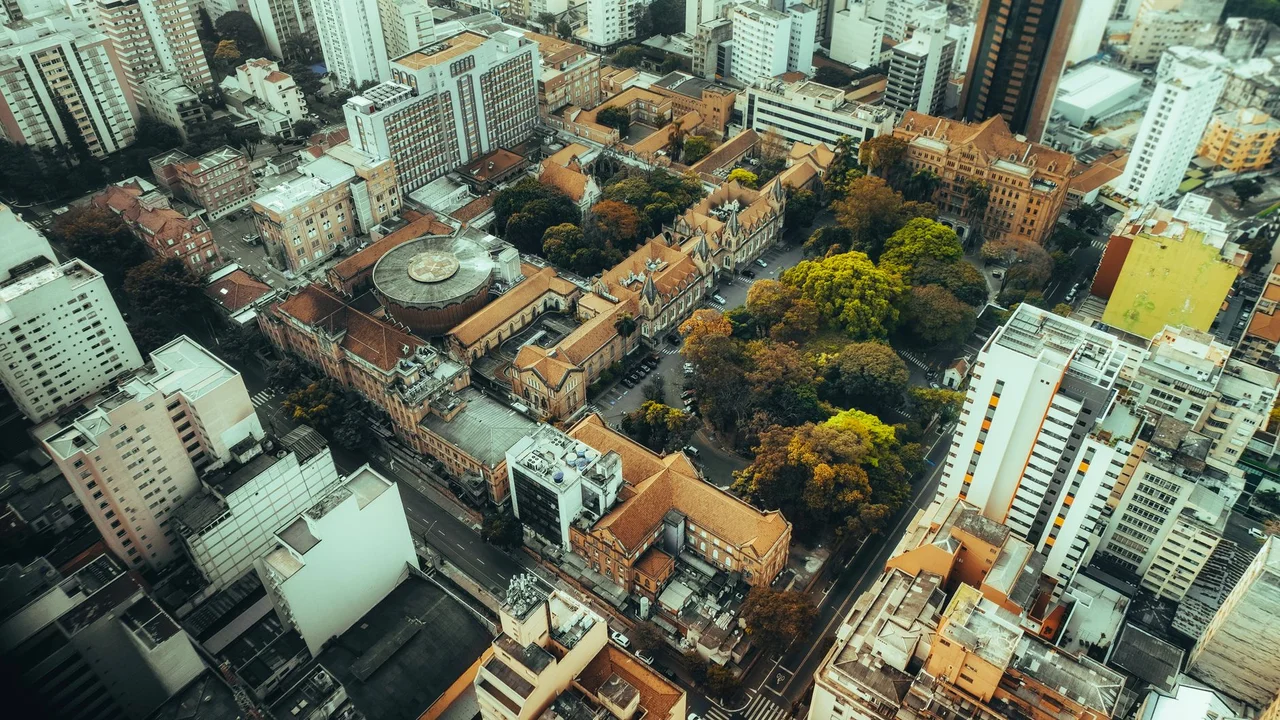 Campo de Marte e a Trava no Gabarito em SP: Como a Guerra dos Céus Cria uma Janela de Ouro Para o Seu VGV