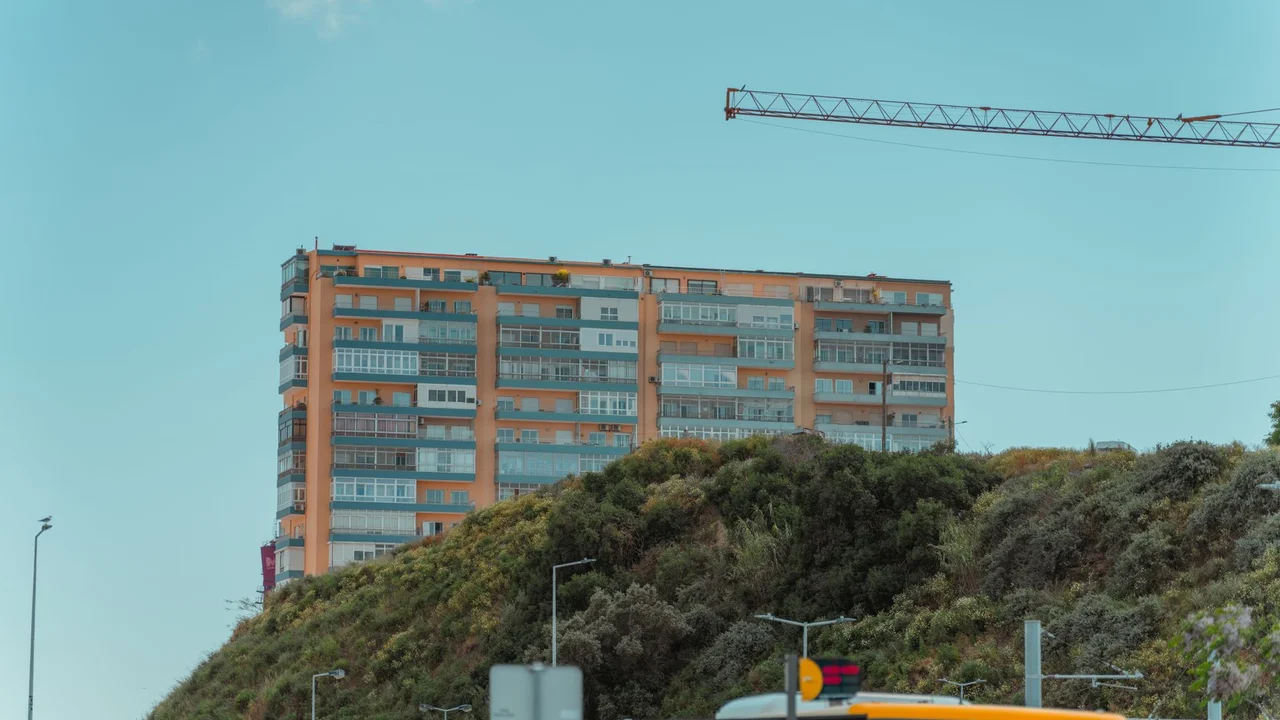 Falta de capacidade para construir: o corretor que vende lançamento sem olhar o canteiro vai perder o cliente