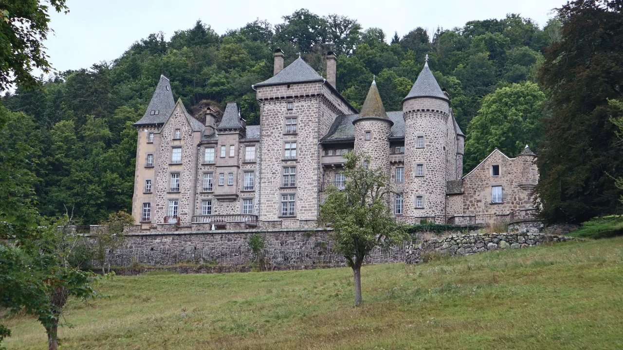 Castelo de Taylor Swift vai a leilão sem lance mínimo: a dura lição sobre liquidez para o mercado de alto padrão
