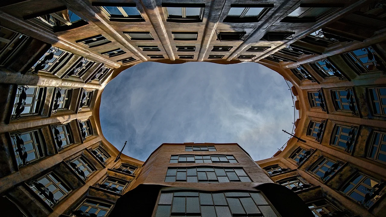 Cenário arquitetônico e imobiliário contemporâneo