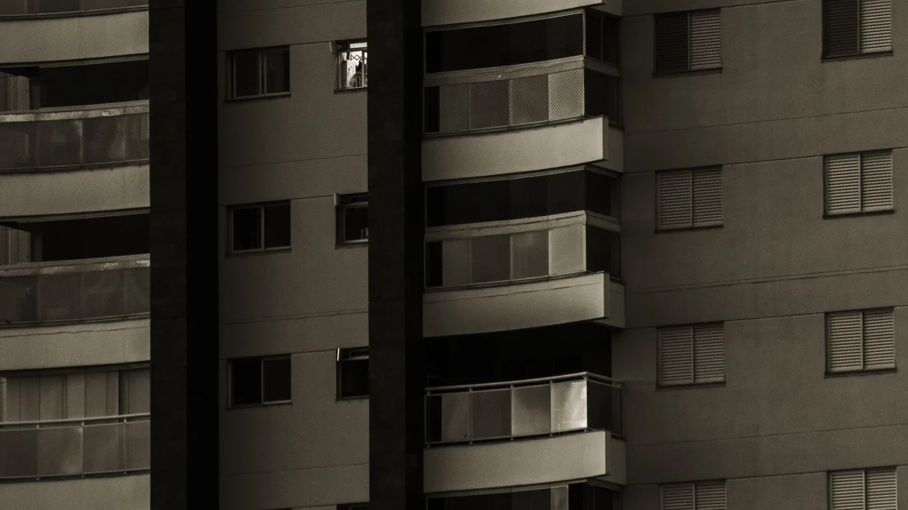 Desconto, ITBI grátis e carro zero: como o corretor lucra com o desespero das construtoras sem queimar comissão