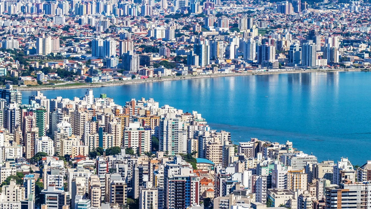 Florianópolis no Topo do Luxo Imobiliário: O Guia Prático para Escalar VGV e Vender para Compradores de Alta Renda