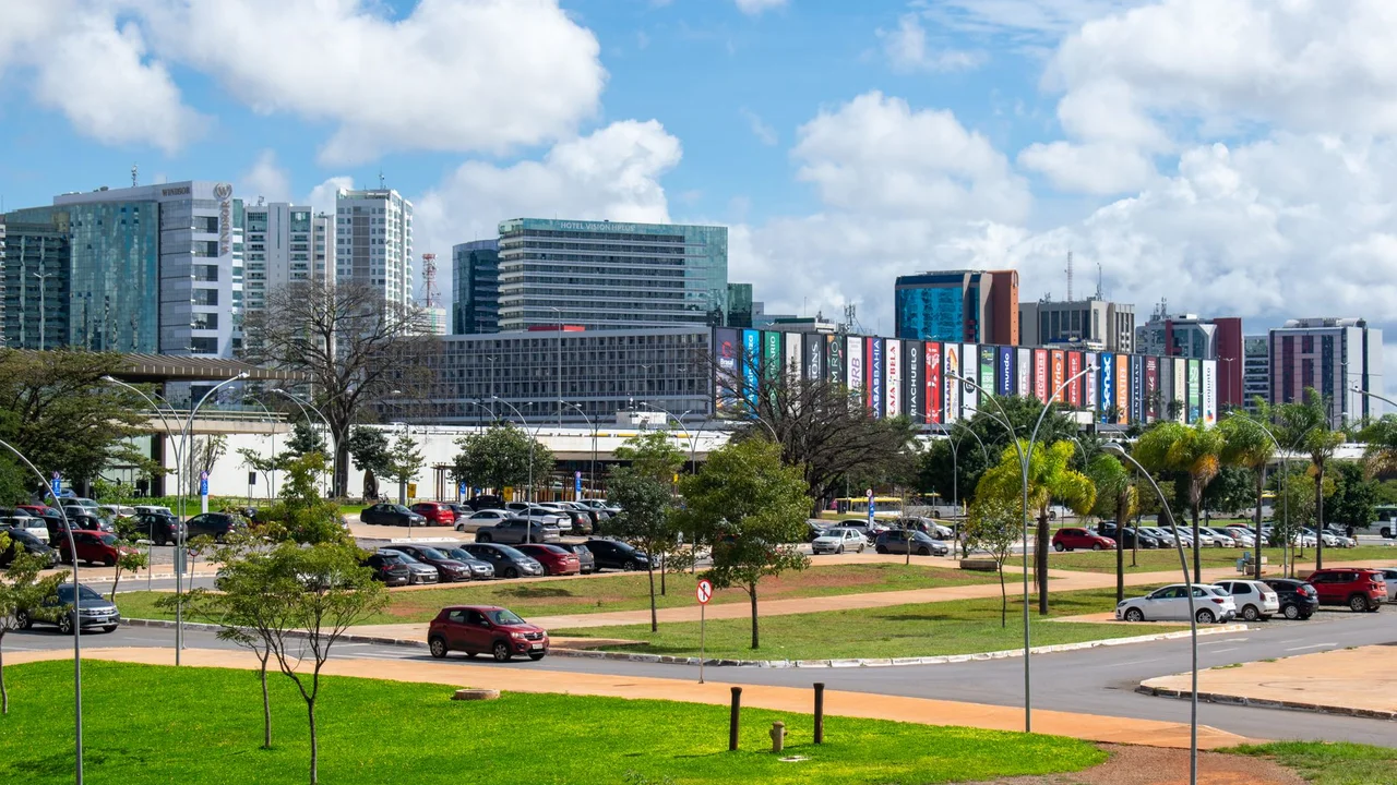 Goiânia encolhe estoque de imóveis em 6%: a estratégia digital para captar antes da concorrência e fechar vendas no WhatsApp