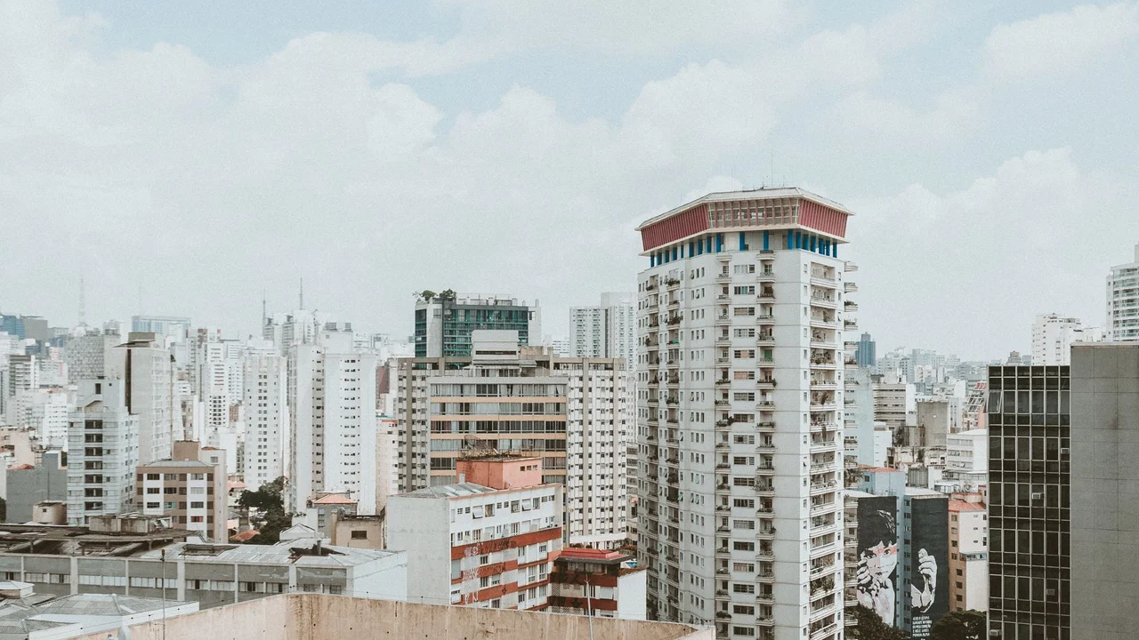 Google multado em R$ 2,3 bi por rastreamento: o fim do raio por CEP e o que muda nos seus anúncios imobiliários