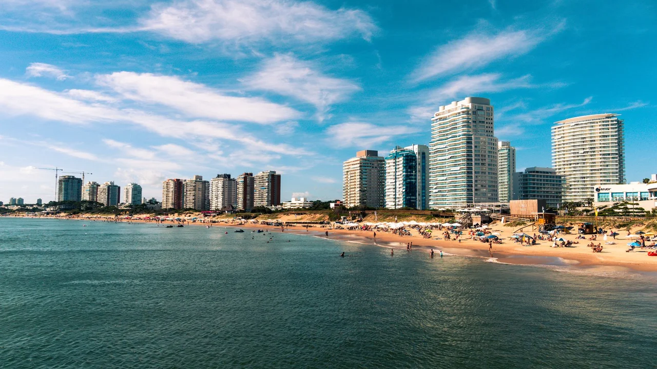 Fotografia editorial: Incorporadora Brasileira Investe US$ 20 Milhões no Uruguai: Como Usar a Dolarização para Fechar VGV de Alto Padrão