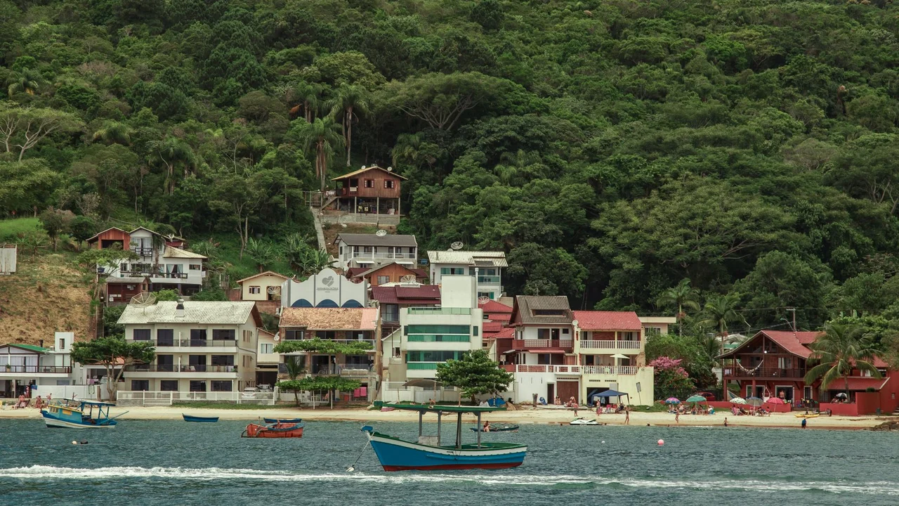 Litoral de SC Expande Fronteiras: Como Vender Penha, Piçarras e Porto Belo Para Investidores Antes do Pico do m²