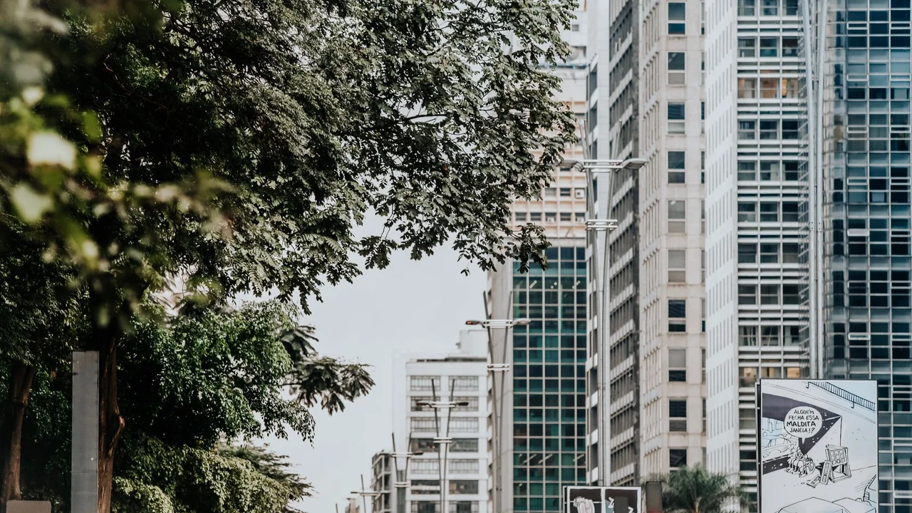 Outdoor ou Tráfego Direto: Onde a Sua Imobiliária Realmente Constrói VGV?