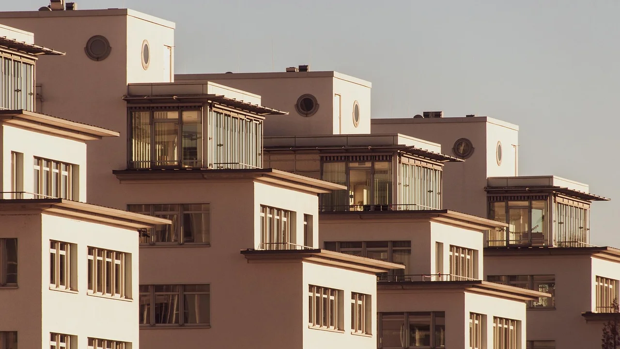 Microsoft e OpenAI pedem freio em IA: sua imobiliária está pronta para o compliance no WhatsApp?