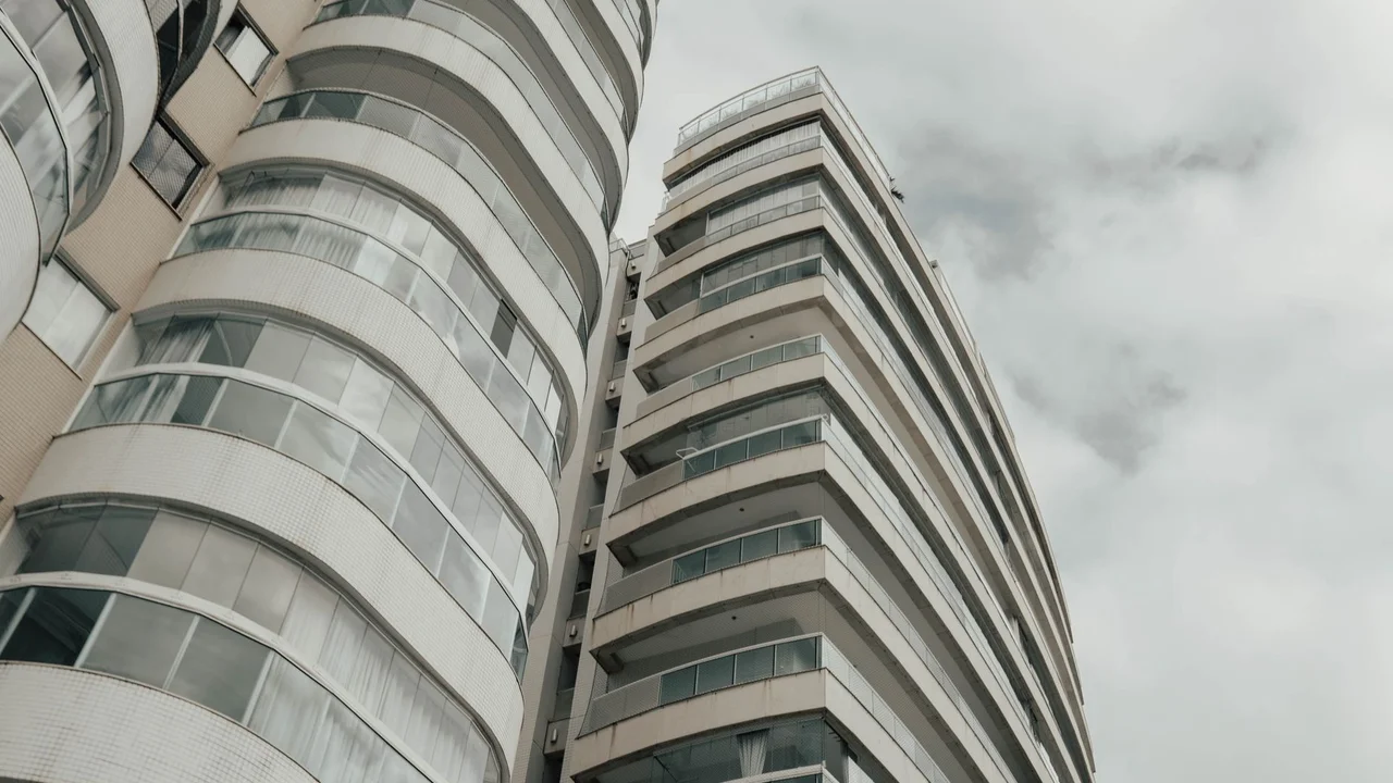 Elevated view of a contemporary high-rise building in Espírito Santo, Brazil, under a cloudy sky.
