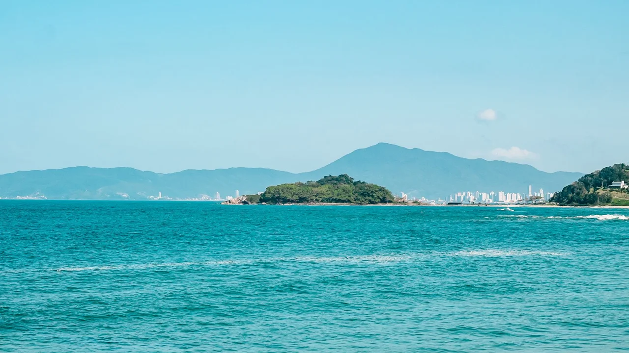 Praias sem arranha-céus batem R$ 33 milhões: como corretores usam escassez extrema para fechar super VGV