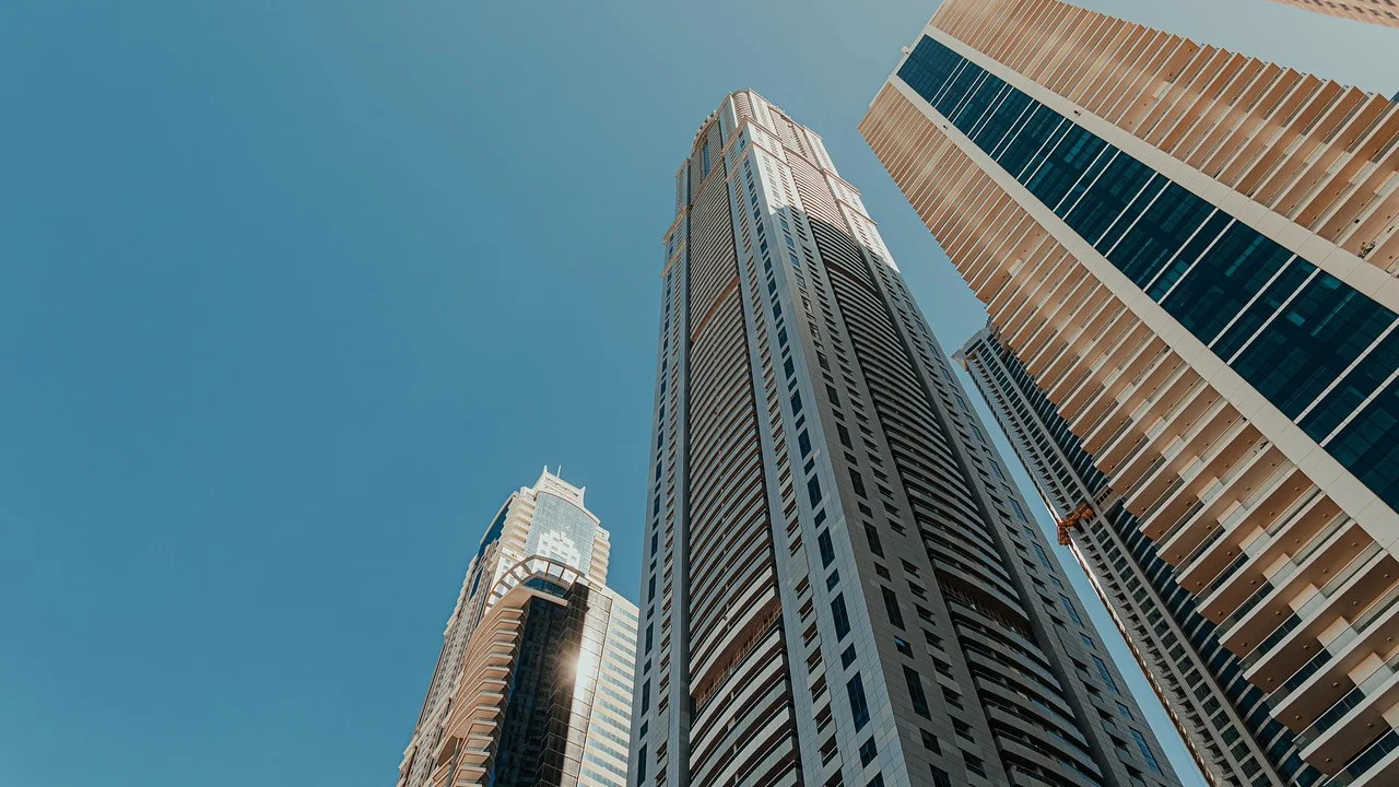 Cenário arquitetônico e imobiliário contemporâneo